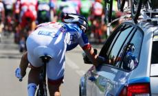 Vuelta, si attaccano all'ammiraglia: cacciati