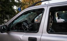 Lo caccia di casa, si vendica sfasciandole l'auto