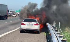 L'auto del sindaco Fadda in fiamme in autostrada - Il video