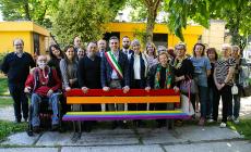 Una panchina arcobaleno contro la violenza