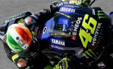 Valentino Rossi con un nuovo casco in omaggio al tricolore