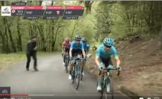 Giro: tifoso lo fa cadere, Lopez lo prende a schiaffi - Video