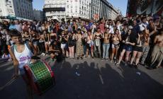 Donne in piazza per difendere il topless 