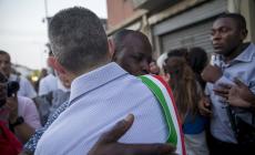 Centinaia di persone alla fiaccolata per Patience e Maddy