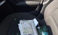 Via Sidoli, risveglio con vetri rotti e auto setacciate Foto