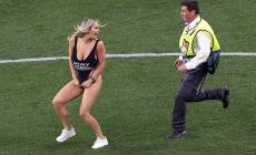 L'invasione di campo della sexy modella alla finale di Champions - Foto