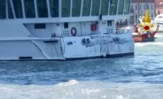 Venezia, la nave da crociera contro il battello turistico e la banchina - Foto