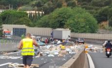 Tir perde olio e sapone in A10: traffico in tilt per tutto il giorno in Liguria