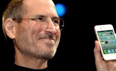 Dieci anni fa il primo iPhone, Jobs reinventò il telefono