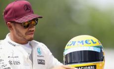 Lewis Hamilton si gode il cimelio