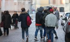 Trentenne aggredito e rapinato in centro: denunciati 4 minorenni