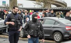 Orly, l'assalitore è un francese radicalizzato  Le foto