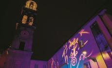 La mostra di Rotelli illumina la facciata di San Ludovico