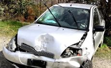 Fa manovra e si schianta contro un furgone parcheggiato: gravissima