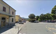 Ruba un'auto in piazza: il proprietario lo fa arrestare