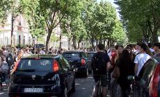 Ragazzi in festa per la fine della scuola - Video