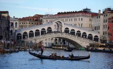 Coppia fa il bagno nel Canal Grande, denunciata