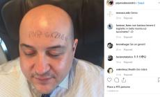 In treno col biglietto scritto in fronte: «Così il controllore non mi sveglia» - La foto virale