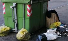 Via Taro, la conaca quotidiana dell'abbandono dei rifiuti