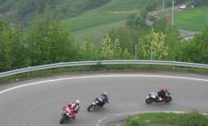 Passo della Cisa, motociclista rovina a terra: trasportato al Maggiore