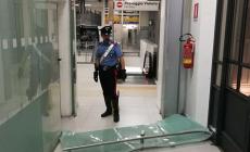 Ubriaco sfonda due vetrine in stazione (e danneggia le bici), marocchino denunciato - Video