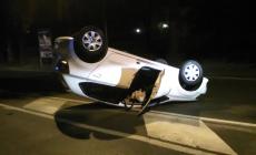 Urta un veicolo in sosta e finisce con l'auto a ruote all'aria Foto