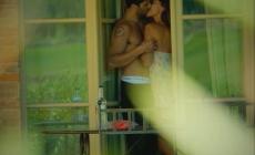 Belen tra bacio passionale e vestito d'oro: il web impazzisce