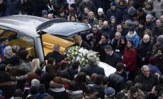 Folla al funerale di Giulia: applausi e striscione all'uscita del feretro dalla chiesa