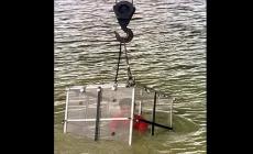 Scompare illusionista immerso nel fiume incatenato