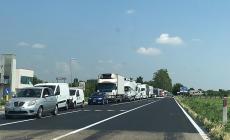 Cavalcavia a senso alternato: code sulla via Emilia a Parola  - Video e foto