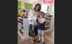 Riccardo, che per la sua Comunione ha donato giochi ai bimbi in ospedale