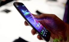 Allarme ortopedici, +700% i casi di cifosi da smartphone tra i bimbi