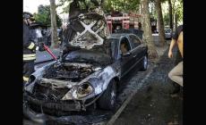 Auto distrutta dalle fiamme: giallo in via Milano