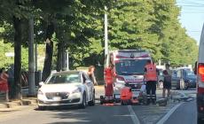 Donna in bici investita in via Sidoli da una Mercedes