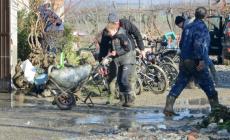 A Lentigione, dove si lotta con il fango