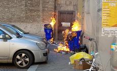 Bidoni dei rifiuti in fiamme in centro