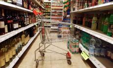 Entra al supermercato, riempie lo zaino di merce ed esce senza pagare. Nei guai 34enne italiano