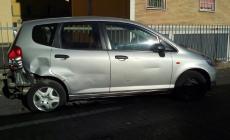 Sfascia l'auto di Luisella Notari e poi si pente