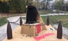Imbrattato il monumento ai paracadutisti nel parco Bizzozero