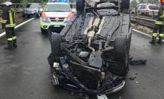 Auto si ribalta in tangenziale, un ferito e code