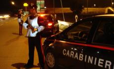 Spara in un bar affollato a Cadeo e abusa della fidanzata: 21enne arrestato