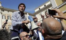 Di Battista  arringa la piazza, ma viene contestato