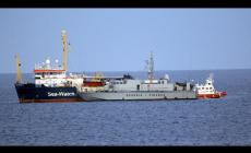 Il capitano della Sea Watch: 'Sbarco a Lampedusa'. Salvini: 'Non entreranno'