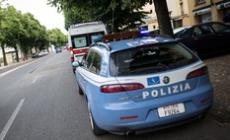 Rapinato e buttato a terra da due stranieri