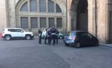 Parcheggia in divieto e insulta una vigilessa: tensione in Pilotta