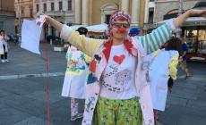Gag, solidarietà e... abbracci gratis: i clown di corsia in piazza Garibaldi 