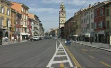 Urta 70enne mentre sta telefonando, lui la scalcia e le graffia il volto - Video