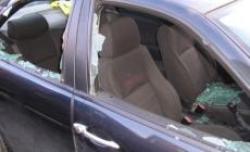 Danneggia auto in sosta e si sdraia sul tettuccio di una utilitaria: denunciato 27enne ubriaco