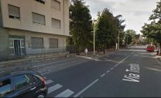 Scontro fra tre auto in via Trento