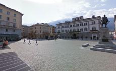 Auto in piazza travolge i pedoni al mercato di Natale: strage sfiorata a Sondrio